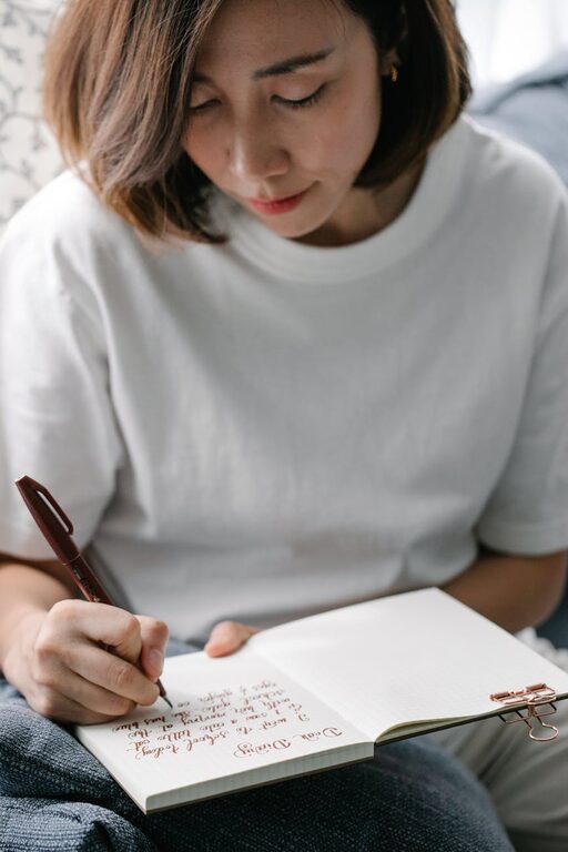 Beginner Guide to Journaling Every Day for a Happier Mind